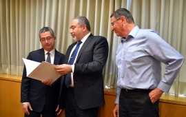 זהר פלטי נכנס לתפקידו כראש האגף הביטחוני מדיני במשהב"ט ראש האגף הביטחוני - מדיני במשרד הביטחון: אלוף משנה (מיל') זהר פלטי