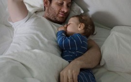 תערוכת צילומים על הורות שווה מציגה "אבות בחופשת לידה" צילום: יוהאן באוומן