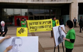 מחאת גרינפיס בכניסה למשרד האנרגיה: אל תמרח אותנו בפחם צילום: גרינפיס