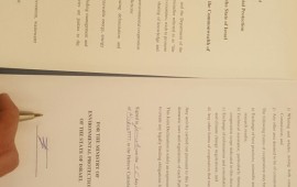 ישראל ואוסטרליה חתמו על הסכם נרחב לשיתוף פעולה בתחום הסביבה השר להגנת הסביבה זאב אלקין ושר הסביבה והאנרגיה האוסטרלי ג'וש פריידנברג, בעת חתימת ההסכם. צילום: המשרד להגנת הסביבה