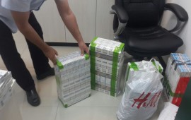 בודקי המכס ב'עובדה' מנעו הברחת כ-100 פאקטים של סיגריות תפיסת חבילות הסיגריות