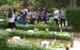 היום בבתי העלמין - "נר לנופל": עשרות אלפי בני נוער מתייחדים עם זכר הנופלים צילום תמונות: בני עקיבא
