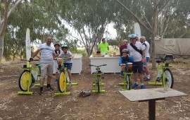 בין הציפורים לאופניים: אלפי מבקרים בילו בחג הפסח בדרום ישראלים רוכבים בדרום בחופשת הפסח
