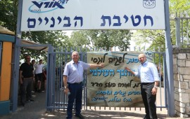 השר בנט ביקר וברך חתן חידון התנ"ך העולמי שגיב לוגאסי צילום: לע