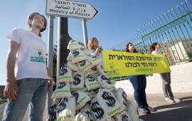 אושר בוועדת הכספים: פטור ממס הכנסה ליצרני חשמל מתחדש ביתי צעירי גרינפיס מפגינים מול משרד האוצר. קרדיט צילום: גרינפיס