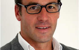 מומחה בינלאומי לאחריות תאגידית - שנת 2016 היא קו פרשת המים באמון הציבור באליטות הפוליטיות והעסקיות ג'יילס גיבונס (Giles Gibbons), מנכ