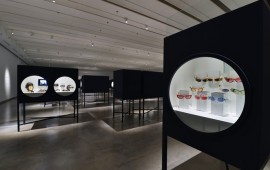 תערוכת החורף של מוזיאון העיצוב חולון: מבט על משקפיים - אוצרת: מיה דבש. תערוכה מקורית ורחבת היקף העוסקת במשקפיים וחוש הראייה 