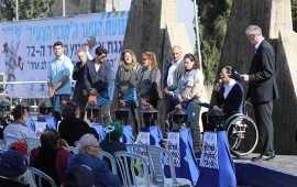 טקס הזנקת לפיד המכביה והדלקת המשואות הספורטאי המחונן אורי ששון:
