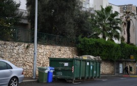 מכולות לאיסוף פסולת בנייה ופסולת מסוכנת הוצבו בשכונות שנפגעו בשריפה-  קרדיט צילום ראובן כהן דוברות עיריית חיפה