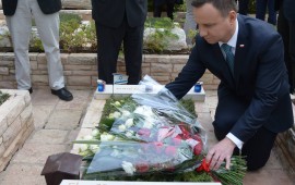 נשיא פולין אנדז'יי דודה בהנחת זר על קברו של סא''ל יוני נתניהו ז''ל
