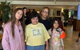 סוף החופש הגדול: פסק זמן מטיפולי הסרטן בנופש משפחתי ופגישה מרגשת עם כוכבת הילדים אביגיל ויסמן כוכבת הילדים אביגיל ויסמן עם ילדים בנופש המשפחות של האגודה למלחמה בסרטן. צילום: האגודה למלחמה בסרטן