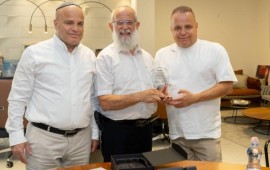 העמידו תלמידים הרבה: אות מגן למנהלי הת"ת ובית הספר באשקלון שפרשו לאחר שנים רבות טקס הענקת אות מגן למנהלי הת