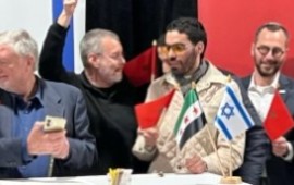 התנועה האברהמית מגבשת מסגרת אזורית לשיתוף פעולה בין-דתי במזרח התיכון משלחת בין-דתית מניפה זה לצד זה את דגלי ישראל, מרוקו והאופוזיציה הסורית בכינוס של התנועה האברהמית. צילום: Faith & Freedom News
