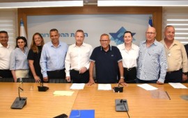 מודל תגמול חדש: נחתם הסכם קיבוצי היסטורי לעובדי משרד הביטחון מעמד חתימת ההסכם הקיבוצי במשרד הביטחון. צילום: יסמין גיל, דוברות ההסתדרות