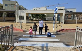 חוזרים ללימודים בבטחה: מד"א מחדדים את הנחיות הבטיחות לקראת פתיחת שנת הלימודים עוברים את הכביש בבטחה. צילום: דוברות מד