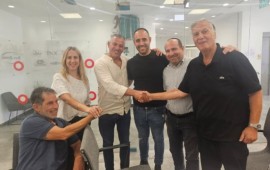 הסכם קיבוצי ראשון במפעל "סאסאטק" בגליל העליון: מענק של אלפי שקלים לכל עובד ותוספות שכר של 10% מעמד חתימת ההסכם הקיבוצי במפעל סאסאטק. צילום: דוברות ההסתדרות