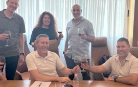 UNIT AI השלימה גיוס של 12 מיליון דולר ומשדרגת את משרדיה לכ-600 מ"ר בקמפוס הרכבת בקיסריה מימין לשמאל: מיכאל כרסנטי, רן אלישע, רונית גלס, גיא גלס וישי קרניאל. צילום: יח