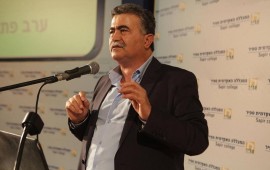 עמיר פרץ מגיב על הפלת פסל הזהב של נתניהו בכיכר רבין עמיר פרץ: הפלת פסל הזהב של נתניהו מעוררת בושה ודאגה