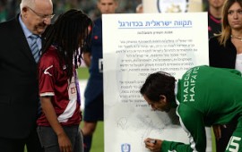 נשיא המדינה העניק הערב את גביע המדינה בכדורגל למכבי חיפה. צילום: חיים צח / לע