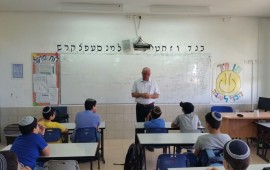 שיעורי תעשייה עם מרצים מובילים במשק לתלמידי כיתות ו' שלמה אברהמי בשיעור. צילום: שיעור אחר