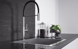 "מדגל" משיקה קולקציות ברזי יוקרה מעוצבים בצבע שחור מדגל - ברז בזלת למטבח המשלב צבע שחור וכרום (צילום:חברת מדגל)