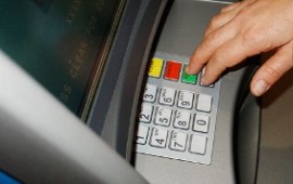סבא זפטה: בן 74 הבריח את השודדים - עם לום