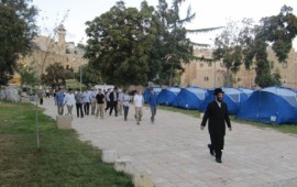 מאהל ענק הוקם לרגל יום כיפור ברחבת מערת המכפלה