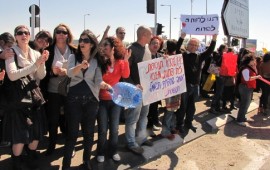 העובדים הסוציאליים הפגינו בעכו: "ממרומי אקירוב לא רואים אותנו"