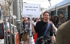 ירושלים: נוסעי הרכבת הקלה הפגינו נגד מדיניות הקנסות