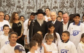 "הקש בדלת" יוצא לדרך hakeshbadelet