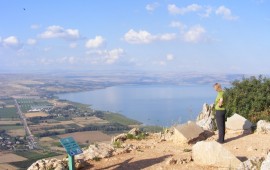 הכנרת וטבריה עם ילדים: המדריך המשפחתי המלא - מהר ארבל ועד עין גב והירדנית הכנרת וטבריה עם ילדים - תצפית מהר ארבל (צילום: Zeromancer44, ויקישיתוף, רישיון CC BY-SA 3.0)
