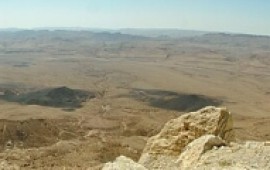 מכתש רמון והנגב עם ילדים: המדריך המשפחתי המלא - ממצפה רמון ושדה בוקר ועד עין עבדת מכתש רמון והנגב עם ילדים - תצפית על המכתש (צילום: SuperJew, ויקישיתוף, רישיון CC BY-SA 3.0)