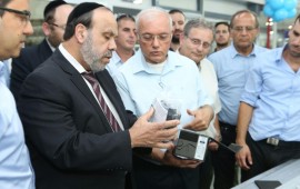 השר לשירותי דת דוד אזולאי בטקס חנוכת מפעל התפילין במשכן התכלת השר עם שלמה אברהמי. צילום דייגו מיטלברג