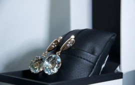 איך לבחור עגילי יהלומים צמודים יוקרתיים? הטיפים של JB JEWELERS עגילי יהלומים צמודים יוקרתיים