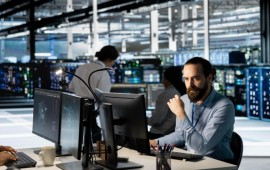 המאפיינים החשובים בארונות תקשורת והבחירה הנכונה לעסק קרדיט לתמונה FREEPIK