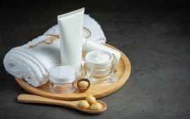 הסוד לפנים זוהרות: בחירת מוצרי טיפוח טבעיים לפנים קרדיט לתמונה Freepik