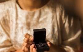 images-front/gal_haziza/NEW/d/ddd/82020/12202/0521/smiling-woman-holding-present-box-with-ring_682de.jpg