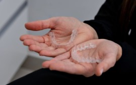 פלטה לשיניים או גשר: איך לבחור נכון ולהקל על ההוצאות?