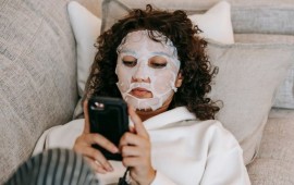 העור מול העולם המודרני: שגרת טיפוח שמתמודדת עם לחץ, מסכים וזיהום אוויר