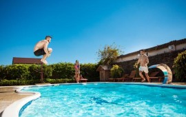 בריכות פרטיות על גגות צילום:freepik