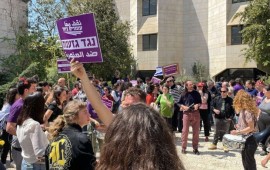 פעילי עומדים ביחד בהפגנה באוניברסיטה העברית