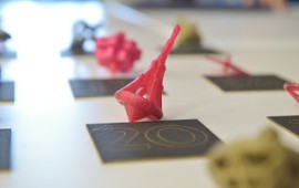 חנוכה במיכללה למינהל: הסטודנטים הדפיסו סביבונים בהדפסה תלת מימדית סביבונים בתלת מימד: צילום: עידן גרוס